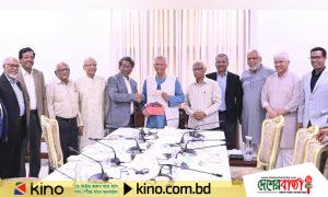 (বাসস) : জুলাই জাতীয় সনদের বাস্তবায়নের উপায় নিয়ে করা সুপারিশ আজ অন্তর্বর্তীকালীন সরকারের প্রধান উপদেষ্টা অধ্যাপক মুহাম্মদ ইউনূসের কাছে হস্তান্তর করেছে জাতীয় ঐকমত্য কমিশন। দুপুরে রাষ্ট্রীয় অতিথি ভবন যমুনায় প্রধান উপদেষ্টার হাতে এই সুপারিশ তুলে দেন কমিশনের প্রতিনিধিরা। প্রধান উপদেষ্টার প্রেস উইং এ তথ্য জানিয়েছে। সুপারিশ হস্তান্তরের পর জুলাই সনদ বাস্তবায়ন সংক্রান্ত বিস্তারিত জানাতে আজ বিকেল ২টায় ফরেন সার্ভিস একাডেমিতে সাংবাদিকদের ব্রিফ করবেন কমিশনের সহ-সভাপতি প্রফেসর আলী রিয়াজ।